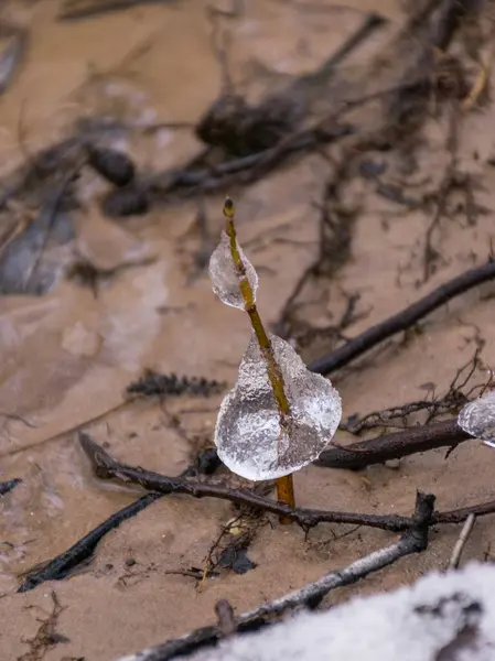 Bild Mit Verschiedenen Eisformationen Vor Dem Hintergrund Eines Schnell Fließenden — Stockfoto