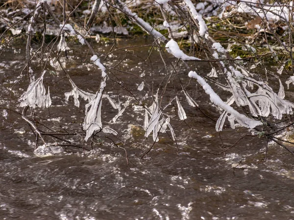 Immagine Con Varie Formazioni Ghiaccio Sullo Sfondo Fiume Sfocato Che — Foto Stock