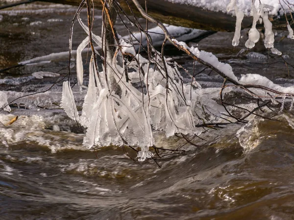 Bild Mit Verschiedenen Eisformationen Vor Dem Hintergrund Eines Schnell Fließenden — Stockfoto