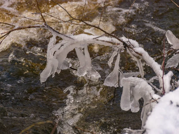 Bild Mit Verschiedenen Eisformationen Vor Dem Hintergrund Eines Schnell Fließenden — Stockfoto