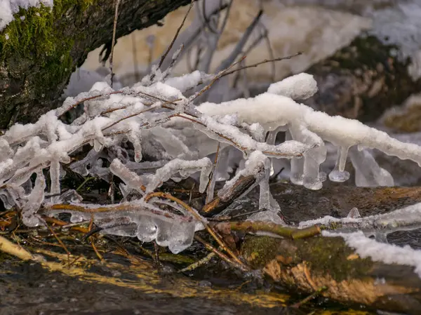 在一条湍急流动的模糊河流的背景下 各种冰层的图片 — 图库照片