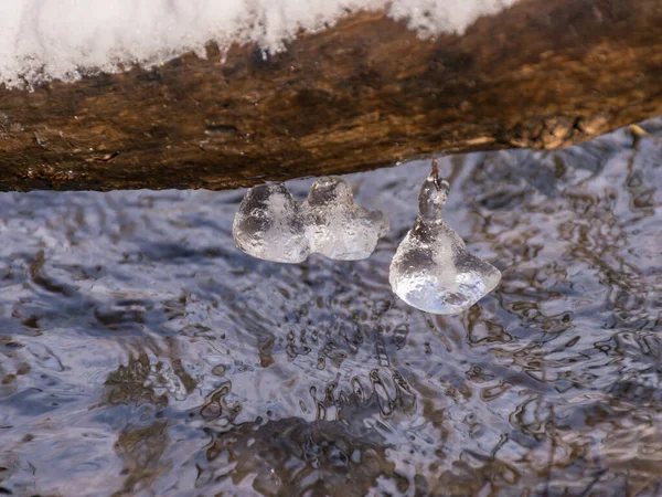 Bild Mit Verschiedenen Eisformationen Vor Dem Hintergrund Eines Schnell Fließenden — Stockfoto