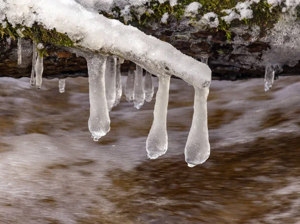 Bild Mit Verschiedenen Eisformationen Vor Dem Hintergrund Eines Schnell Fließenden — Stockfoto