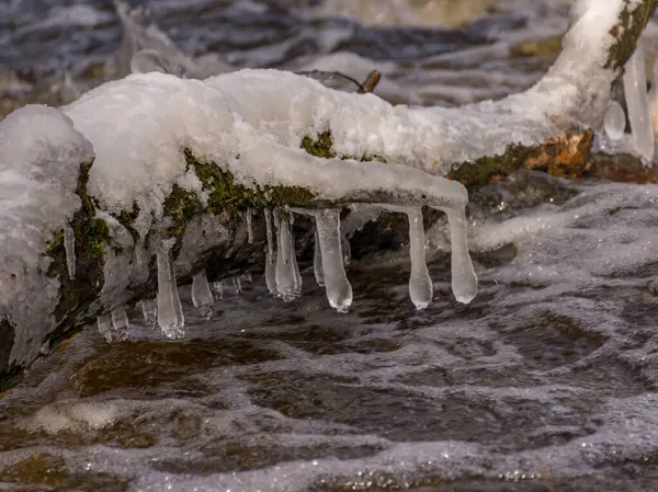 Bild Mit Verschiedenen Eisformationen Vor Dem Hintergrund Eines Schnell Fließenden — Stockfoto