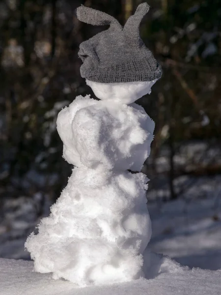 Obrázek Bílou Sněhovou Figurou Šedá Rukavice Hlavě Krásná Sněhová Textura — Stock fotografie