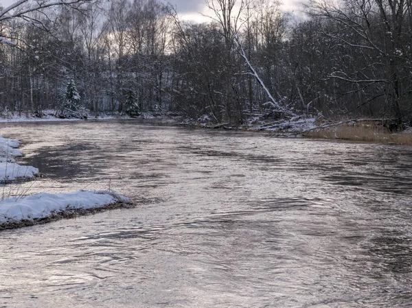 Winterlandschaft Mit Wildem Schnell Fließenden Fluss Schneebedecktem Land Vielen Sträuchern — Stockfoto