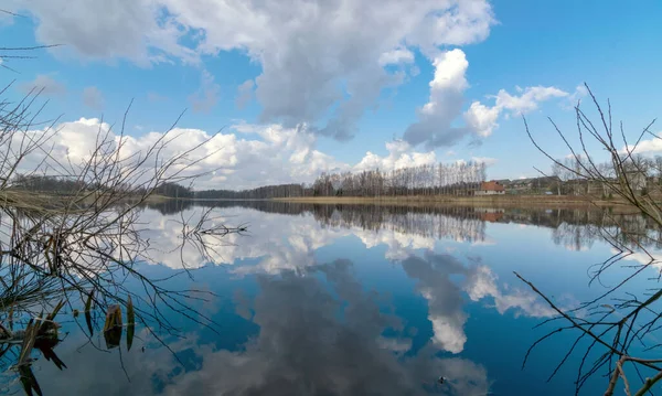 Het Uitzicht Het Kalme Meer Blauwe Lucht Prachtige Reflecties Van — Stockfoto