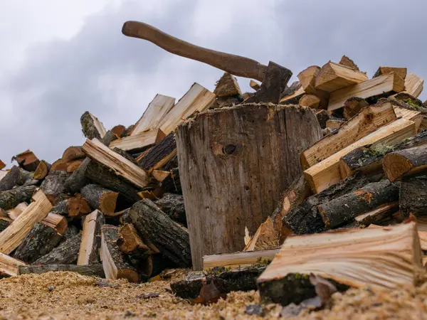 Bir Odun Kütüğü Ortasında Bir Balta Olan Bir Manzara Yakacak — Stok fotoğraf