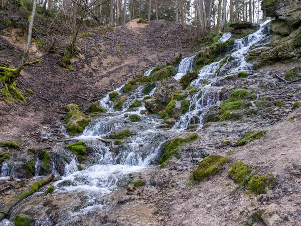 Ein Wasserstrom Der Über Felsen Fließt Und Einen Wasserfall Effekt — Stockfoto