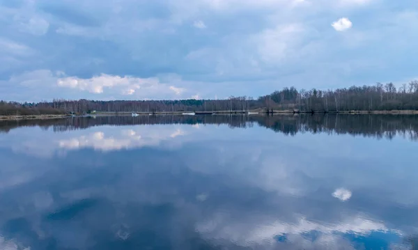 Pohled Klidné Jezero Modré Nebe Nádherné Odrazy Mraků Vodě — Stock fotografie