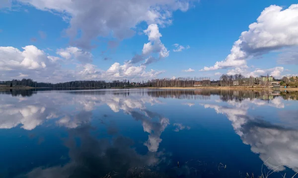 Widok Spokojne Jezioro Błękitne Niebo Wspaniałe Odbicia Chmur Wodzie — Zdjęcie stockowe