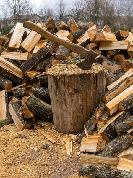 Bir Odun Kütüğü Ortasında Bir Balta Olan Bir Manzara Yakacak — Stok fotoğraf