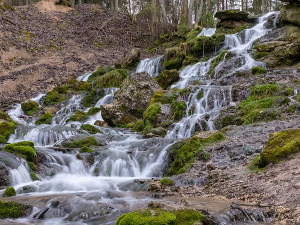 Una Corriente Agua Que Fluye Sobre Las Rocas Crea Efecto —  Fotos de Stock