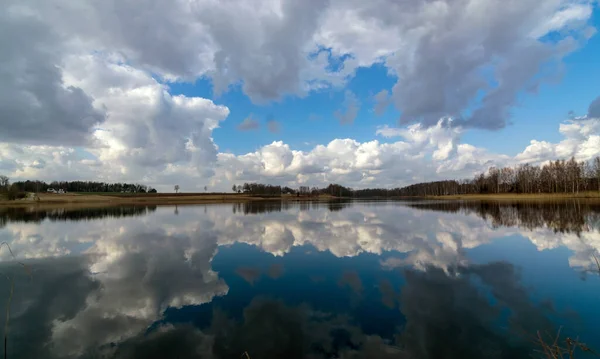 Вид Спокойное Озеро Голубое Небо Чудесные Облака Воде — стоковое фото