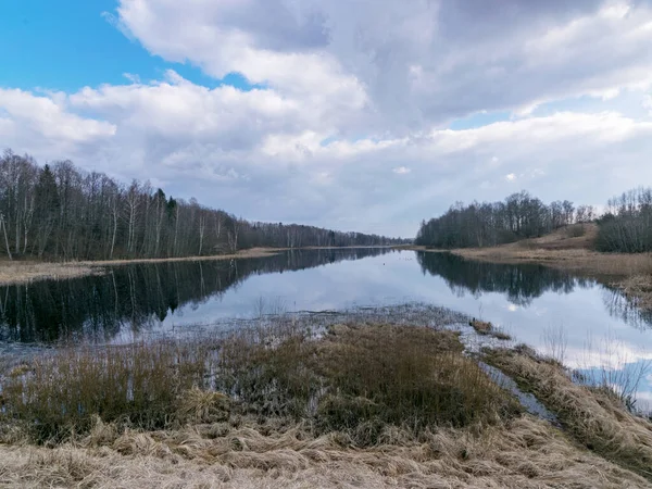 Widok Spokojne Jezioro Błękitne Niebo Wspaniałe Odbicia Chmur Wodzie — Zdjęcie stockowe