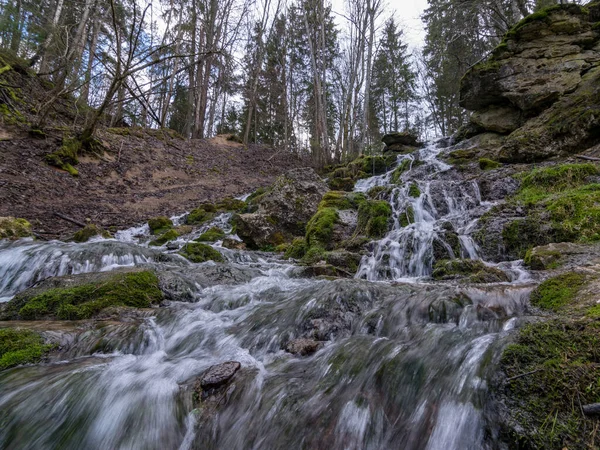 Una Corriente Agua Que Fluye Sobre Las Rocas Crea Efecto —  Fotos de Stock