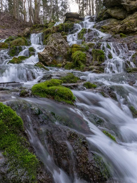 Una Corriente Agua Que Fluye Sobre Las Rocas Crea Efecto —  Fotos de Stock