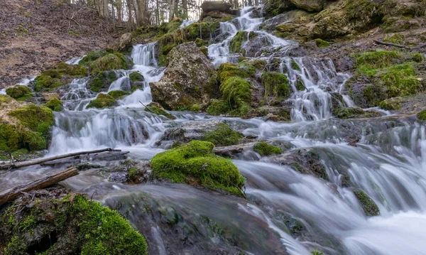 Una Corriente Agua Que Fluye Sobre Las Rocas Crea Efecto — Foto de Stock