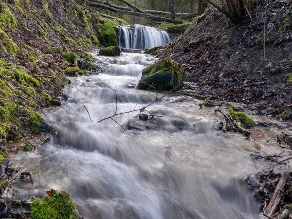 Verschwommener Abstrakter Hintergrund Fließenden Wassers Langsamer Wasserfluss Einem Gebirgsfluss — Stockfoto