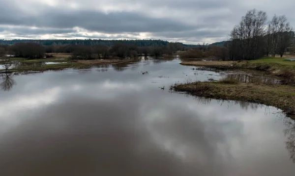 Landskap Med Översvämmande Flod Våren Molnreflektioner Vatten — Stockfoto