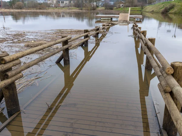 Paisaje Con Río Desbordante Primavera Pasarela Peatonal Madera Sumergida Agua — Foto de Stock