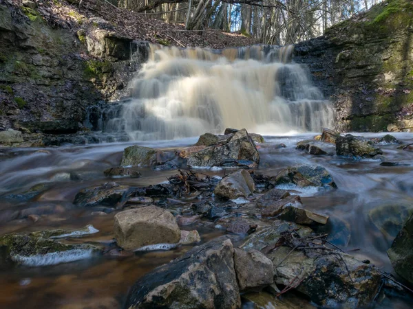 Wiosenny Krajobraz Małym Wodospadem Małej Dzikiej Rzece — Zdjęcie stockowe