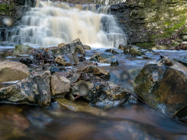 Paisagem Primavera Com Uma Pequena Cachoeira Pequeno Rio Selvagem — Fotografia de Stock
