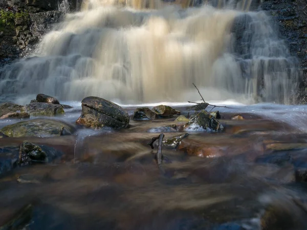 Lente Landschap Met Een Kleine Waterval Een Kleine Wilde Rivier — Stockfoto