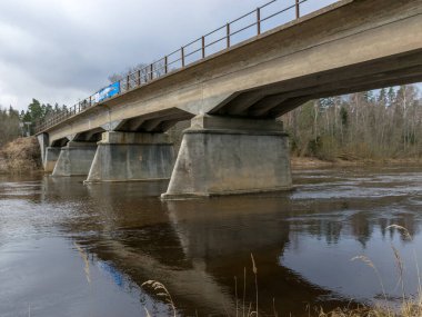  Strenci 'deki Gauja Nehri üzerinde güçlendirilmiş beton köprü