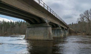 Beton köprü. Streni 'deki Gauja Nehri üzerinde güçlendirilmiş beton köprü