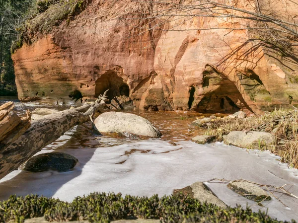 川の岸に砂岩の崖と日当たりの良い風景 速い流れる川の水 アマタ川 ラトビア — ストック写真