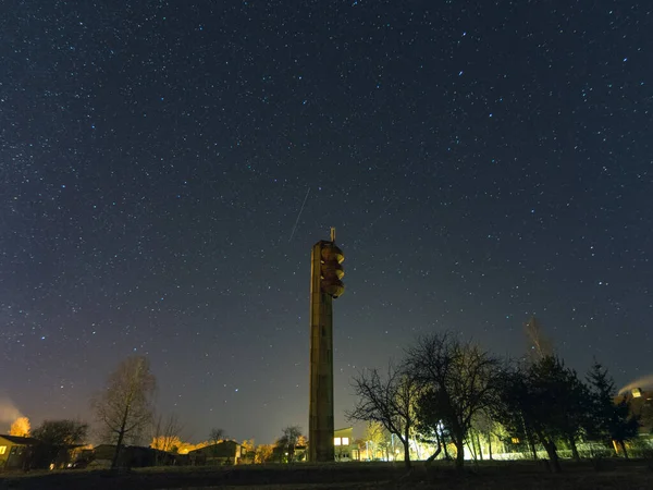 Natt Landskap Med Stjärnhimmel Vattentorn Siluett Bakgrunden — Stockfoto