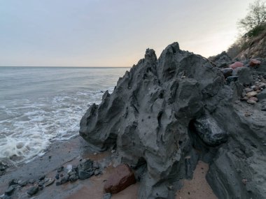 Deniz manzarası. Yağmurun ve rüzgarın etkisi altında sarp kıyı, Labraglar, Kurzeme kıyısı, Letonya