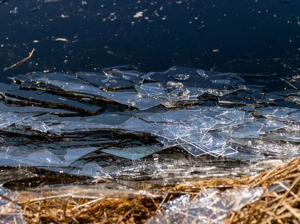 带着干草 薄冰和水的纹理的抽象图像背景 风力将被海岸上的冰所破坏 — 图库照片