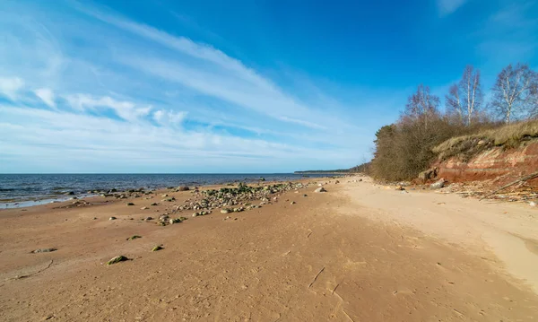 Krajobraz Morski Błękitnym Niebem Spokojnym Morzem Wybrzeże Vidzeme Łotwie — Zdjęcie stockowe