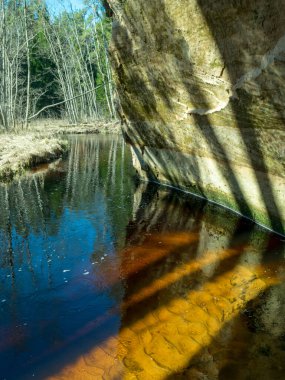 Gölgeli soyut resim ve kumtaşı uçurum duvarında yansımalar, arkaplan için uygun