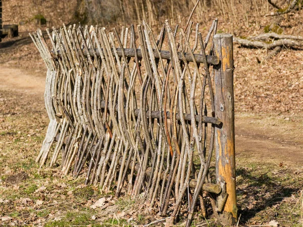 Venkovská Krajina Proutěným Dřevěným Plotem Časné Jaro Suchá Tráva Pozadí — Stock fotografie