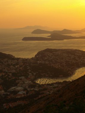 Deniz ve küçük adalar üzerinde gün batımı manzarası, arka plan için uygun bulanık ve dumanlı arka plan