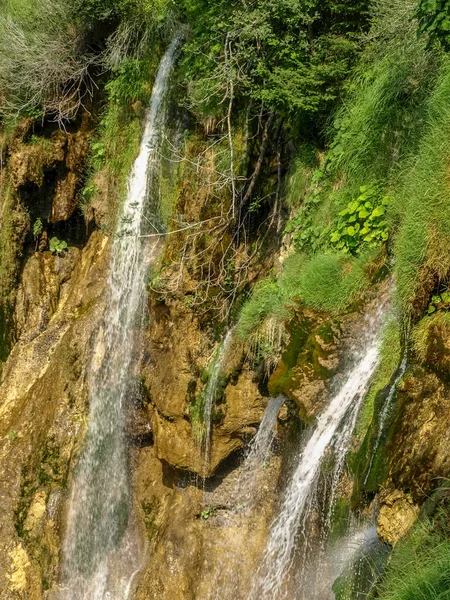 Krásné Vodopády Potoky Křišťálově Čistá Voda Národním Parku Plitvická Jezera — Stock fotografie