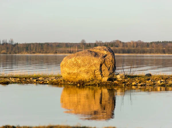 Landscape Lonely Stone Lake Shore Calm Lake Water Sky Reflection — Stock Photo, Image
