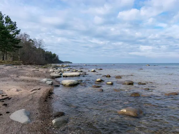 Синій Морський Мис Багатьма Камінцями Сонячний День Узбережжя Калтене Латвія — стокове фото