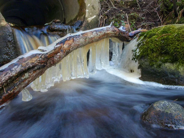 Abstrakte Landschaft Mit Eiszapfen Auf Dem Hintergrund Von Fließendem Wasser — Stockfoto