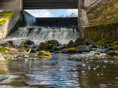 Abuls, Brenguli, Letonya köprüsünün altından akan bir şelale.