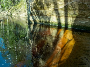 Gölgeli soyut resim ve kumtaşı uçurum duvarında yansımalar, arkaplan için uygun