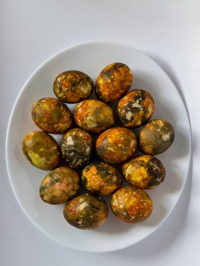 Paskalya için güzel ve renkli yumurtalarla dolu tabak, bir sürü parlak ve renkli Paskalya yumurtası.