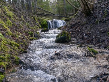 Akan suyun bulanık arkaplanı, dağ nehrinde yavaş akan su.