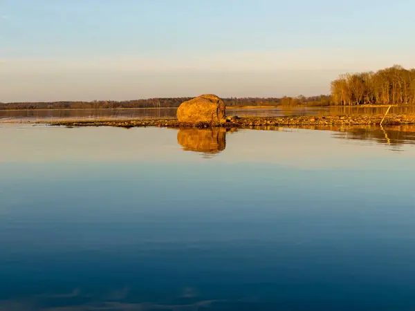 Paysage Avec Une Pierre Solitaire Sur Rive Lac Eau Calme — Photo