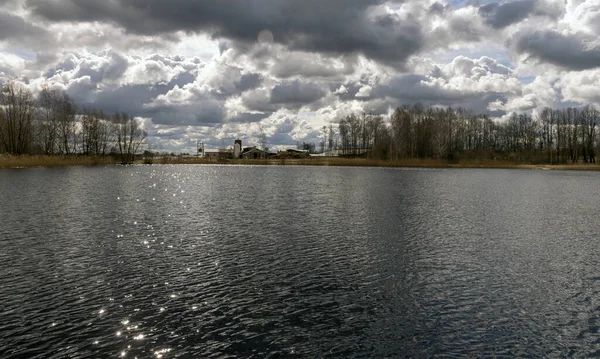 Landschaft Mit Kleinem Teich Der Wind Bläst Wasser Schöne Kumuluswolken — Stockfoto