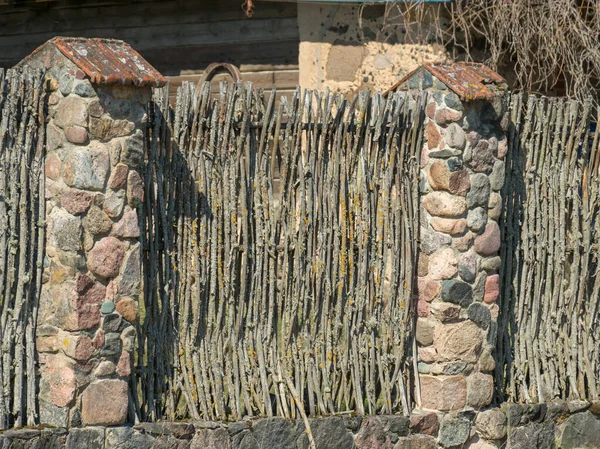 Ogrodzenie Kamiennych Słupów Wikliny Szary Wczesnowiosenne Tło — Zdjęcie stockowe