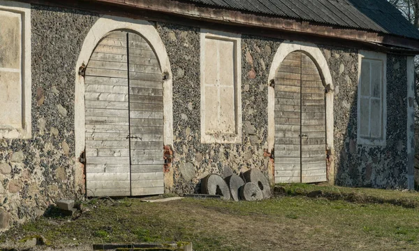 Fragmenty Szarych Kamiennych Domów Drewniane Drzwi Białe Akcenty Wokół Okien — Zdjęcie stockowe